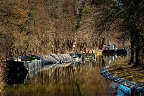 Kunststof beschoeiing en waarom duurzaamheid een steeds grotere rol speelt in waterbouw