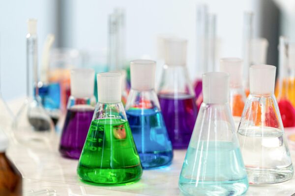 Industriële chemie in Almelo: de rol van Schmits in duurzame en slimme productontwikkeling