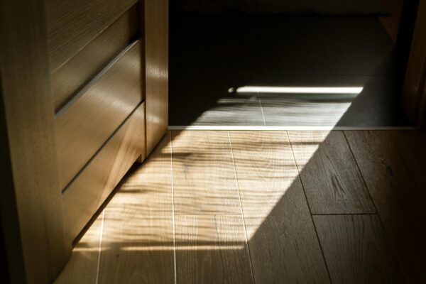 Waarom PVC vloeren in Enschede steeds populairder worden in moderne woningen